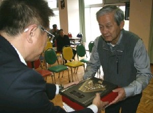 王位に長崎の平原さん　西日本シニア王位戦　アマ９０人熱戦_e0113829_154796.jpg