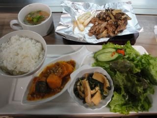 我が家の畑のお野菜販売してます! & トコナツ屋のランチ_e0166301_657468.jpg