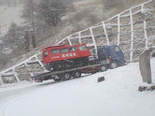 雪上車運搬作業_e0120896_16355894.jpg