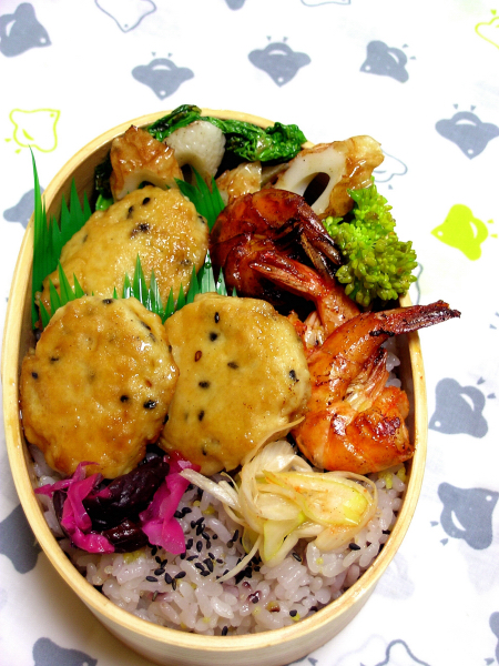 鶏つくねとピリ辛海老のお弁当_b0171098_602550.jpg