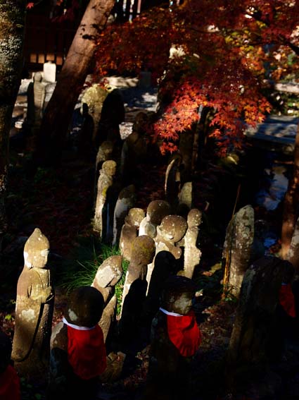 お地蔵さんと紅葉-2　　　　埼玉県・秩父　　金昌寺_d0149245_2341822.jpg