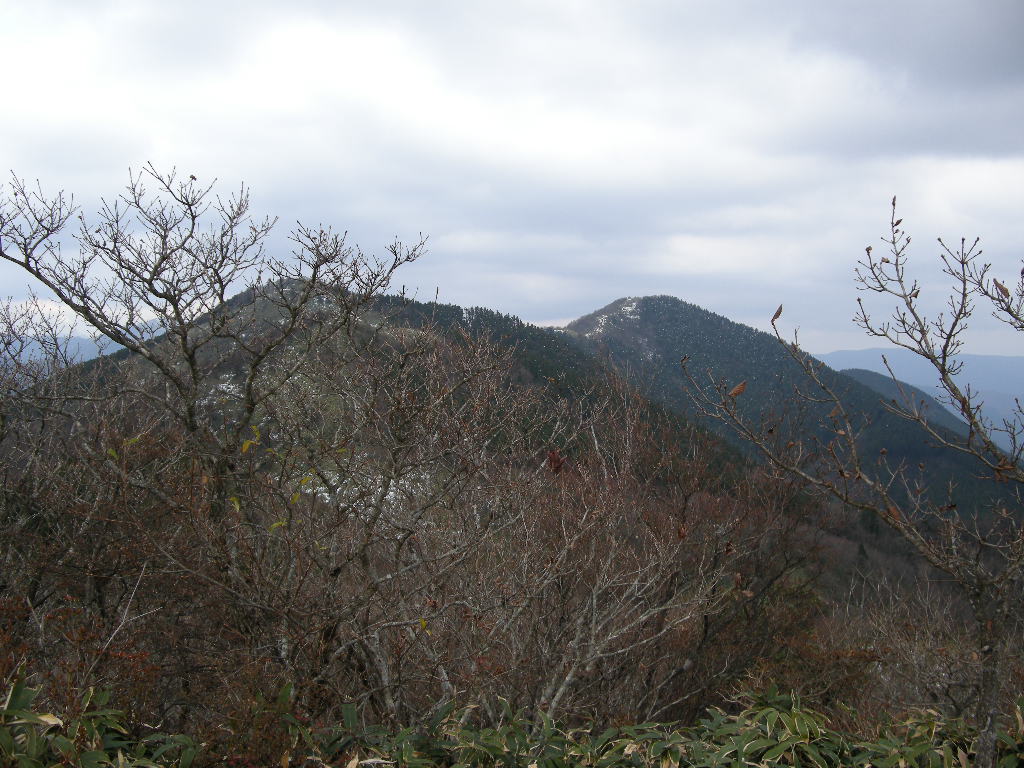 名残の紅葉・滝・雪の泉山_b0185573_21341866.jpg