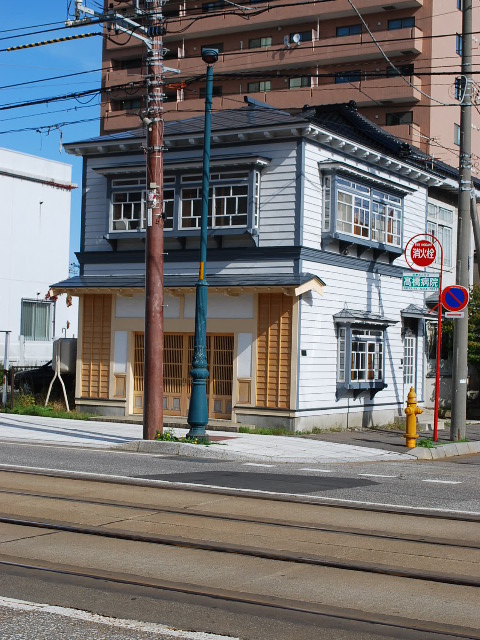 函館末広町電車通り沿いの擬洋風民家(函館擬洋館コレクション、その18)_f0142606_6231713.jpg