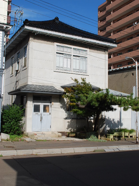 函館末広町電車通り沿いの擬洋風民家(函館擬洋館コレクション、その18)_f0142606_6294650.jpg