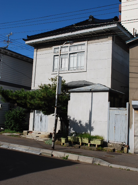 函館末広町電車通り沿いの擬洋風民家(函館擬洋館コレクション、その18)_f0142606_6343446.jpg
