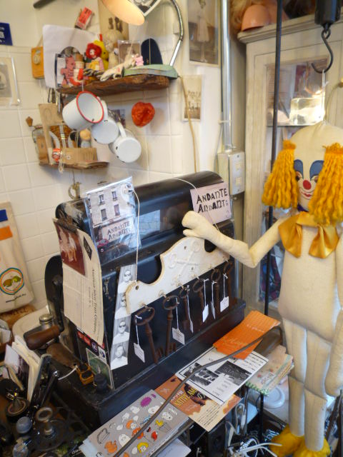 裾なんかまくってる場合じゃあないよ。_f0180307_15275031.jpg