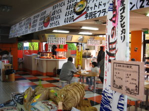 昼間の白鳥会館はすごかった_f0182936_0394319.jpg