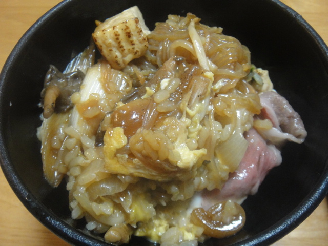 夜はすき焼き、朝は玉子でとじたすき焼き丼です。_a0143437_101457.jpg