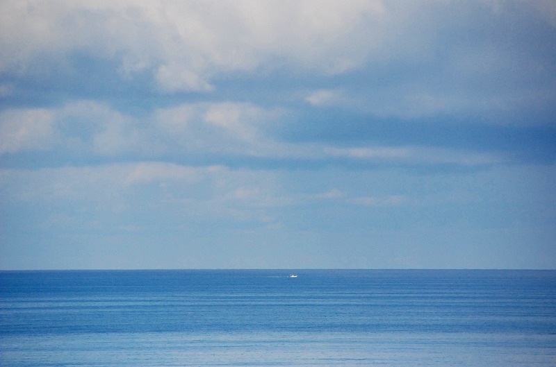 穏かな午前中の海、山が綺麗でした。_f0121379_1813029.jpg