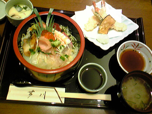 今日のランチは海鮮丼＆「沈まぬ太陽」_b0182008_22285521.jpg