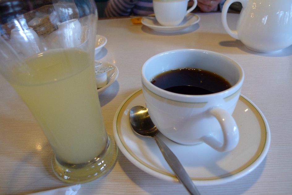 朝食@外食 そして散歩とモミジ_d0056382_23564259.jpg