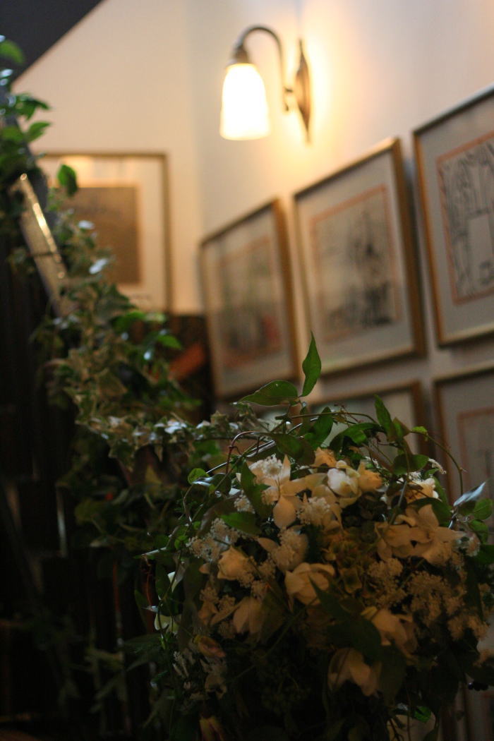 シェ松尾松濤レストラン様の装花　門柱のユリ、階段の緑、ドアの綿、うさぎ_a0042928_22571356.jpg