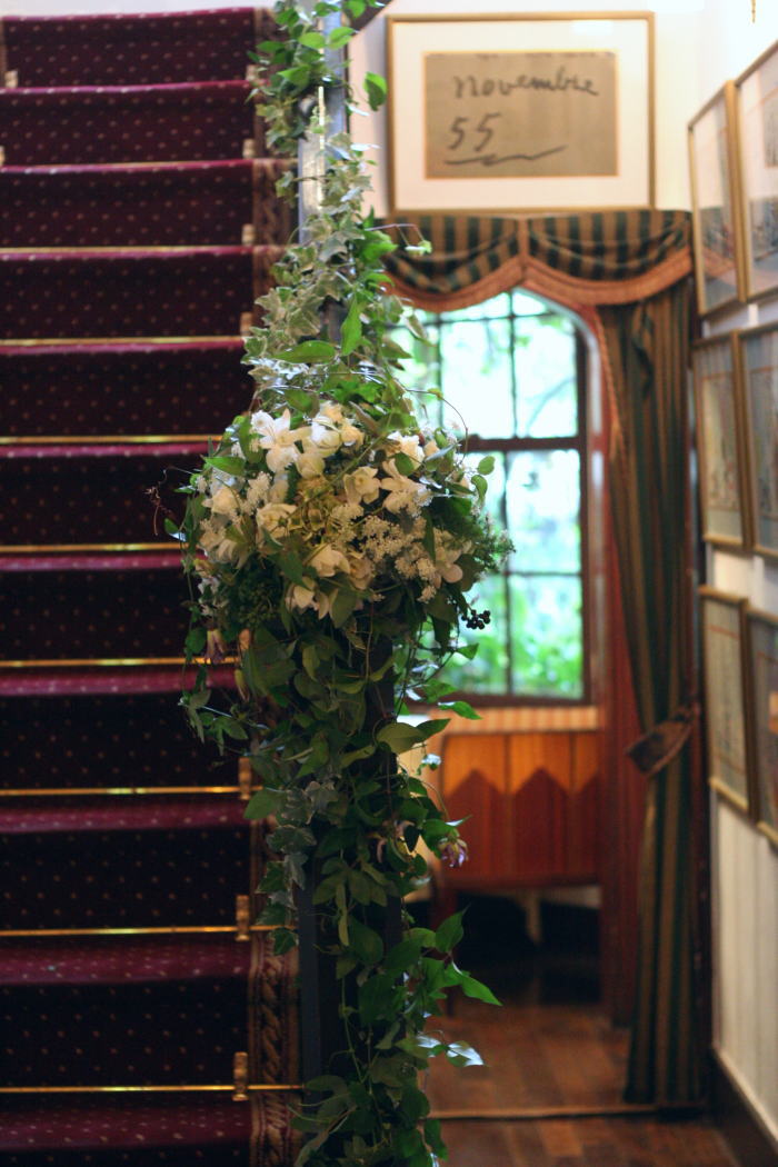 シェ松尾松濤レストラン様の装花　門柱のユリ、階段の緑、ドアの綿、うさぎ_a0042928_2257476.jpg