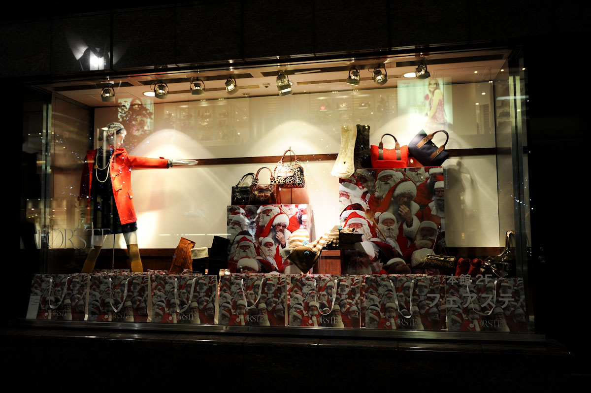街はもうクリスマス一色_b0125014_1213263.jpg