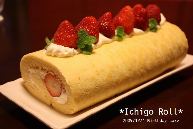 お誕生日ロールケーキ_a0128356_18542372.jpg