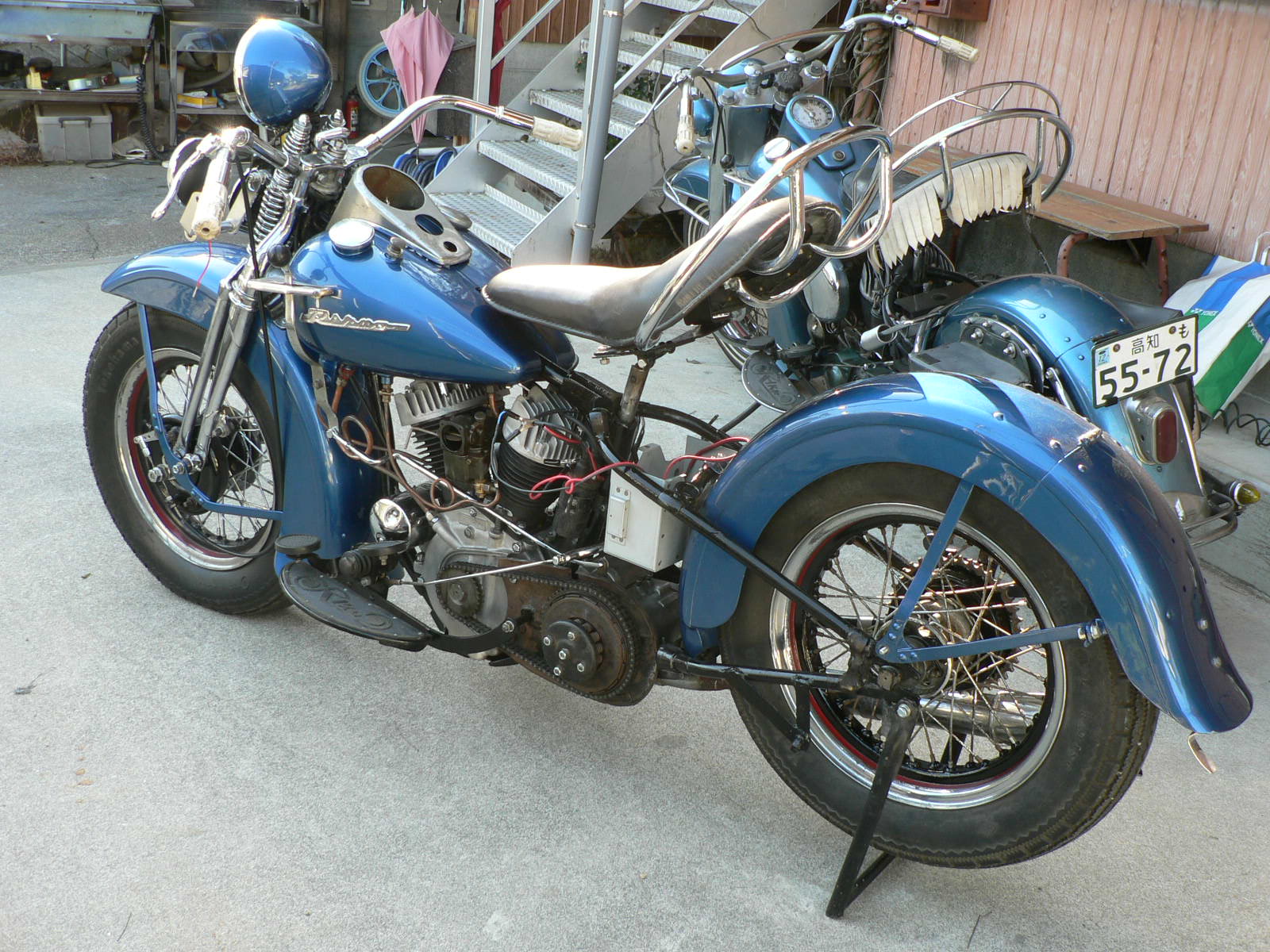 単車 古いバイク陸王と 犬