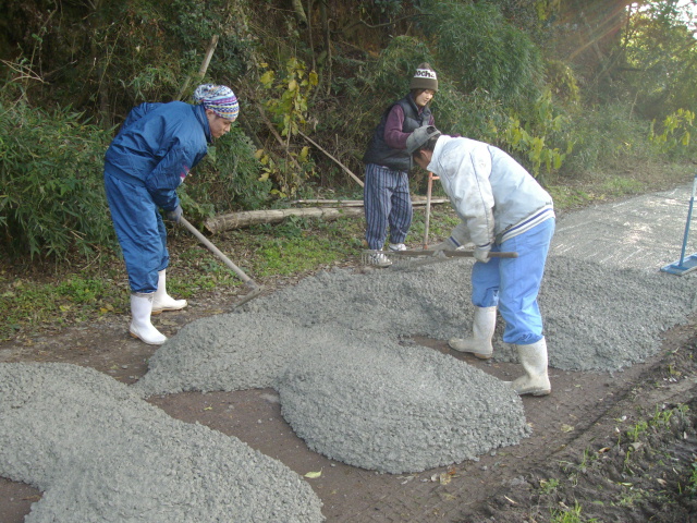 生コンで農場内の道路を舗装しました。_d0139806_21583328.jpg