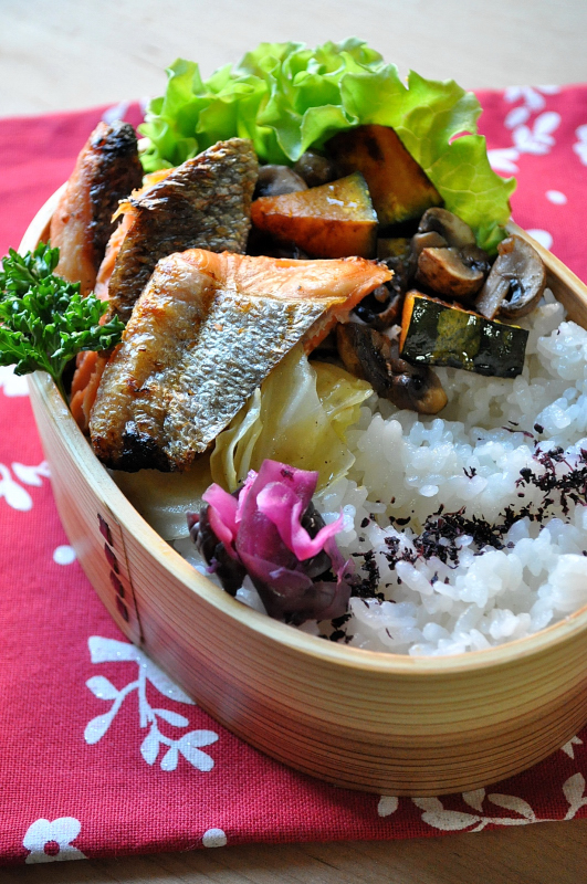 燻し銀☆光る鮭弁当。。。_b0171098_864456.jpg