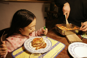 家族で食べる熱々ラザニア_f0106597_2312994.jpg