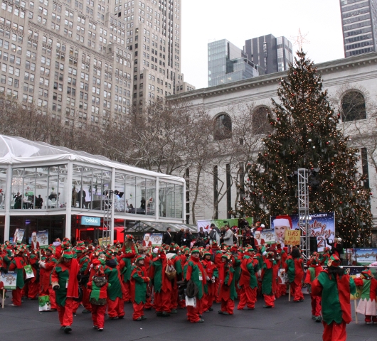 世界最大のエルフ・パーティ! World Record Elf Party in NYC_b0007805_2281985.jpg