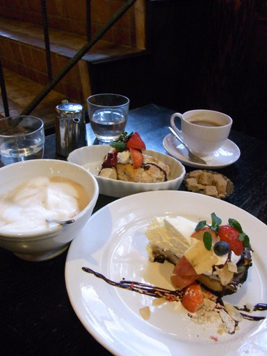 ANTIQUES THE GLOBE のCAFE_b0189667_13514671.jpg