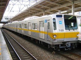 志木駅停車中、東京メトロ7000系第7105編成(2009年7月7日)_c0222209_17122897.jpg