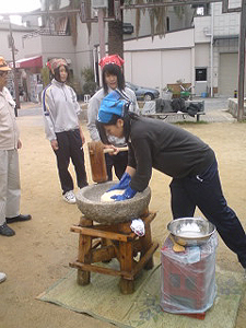 今年も餅つきの季節がやって来た!臼と杵でついた餅は最高!#400_e0068533_21544465.jpg