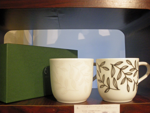 Noritake60限定品\"ホワイトチャイナ マグ リミテッド ブラックリーフ&ホワイトリーフ セット\"_b0125570_11365590.jpg