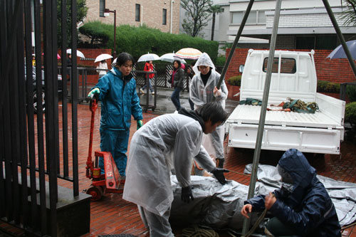 雨の中の搬入。日芸彫刻展スタート。_f0171840_16223319.jpg