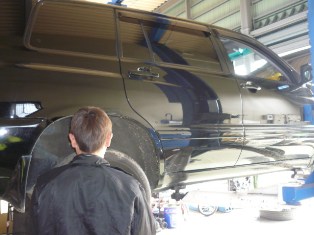 今日の店長 クルーガー車検整備中_c0213517_18202815.jpg