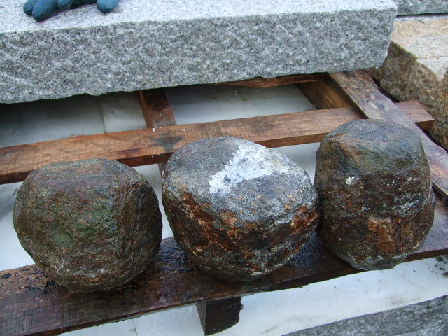 鞍馬石の束石 : 男のロマンは女の不満