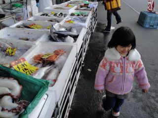 マコちゃん、久々のヤマスイ朝市へ!_e0166301_0475081.jpg