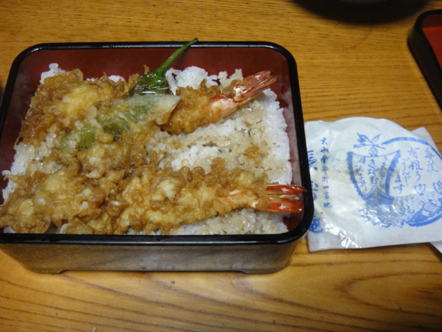 実家で出前の天丼です。_a0143437_10134068.jpg