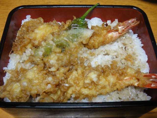 実家で出前の天丼です。_a0143437_10154857.jpg