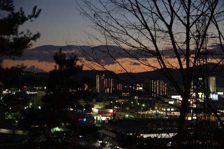 ベランダからみえる三日月_e0190493_2305089.jpg