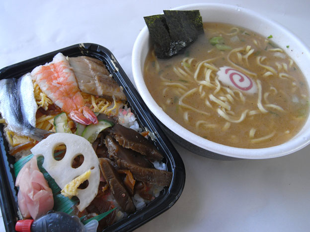 ♪ ラーメン　レボリュ～ション～_a0102098_1112247.jpg