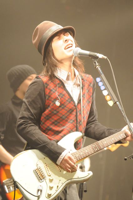 訃報 フジファブリック・志村正彦教諭 : ロックの学園2010