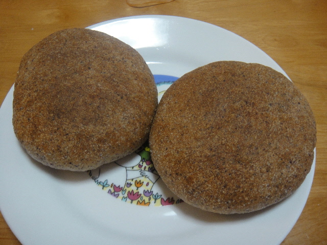 会津若松の新名物 ニンニク味噌チーズの黒米使用の地パンです Loosetieのグルメダイエット