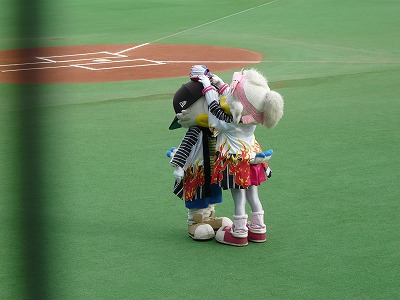 手渡しのキャッチボール_b0166128_1442317.jpg