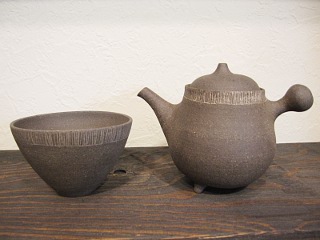 作家紹介1]― 山田睦美さん 『花と珠洲焼こもの展』 : 珠洲焼