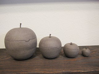 作家紹介1]― 山田睦美さん 『花と珠洲焼こもの展』 : 珠洲焼