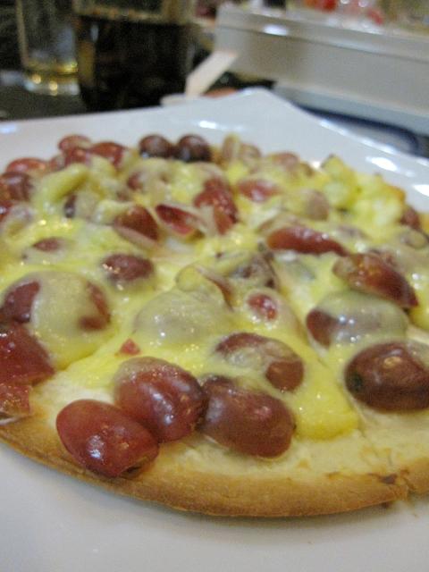 葡萄ピザとローストチキン_b0019674_0485532.jpg
