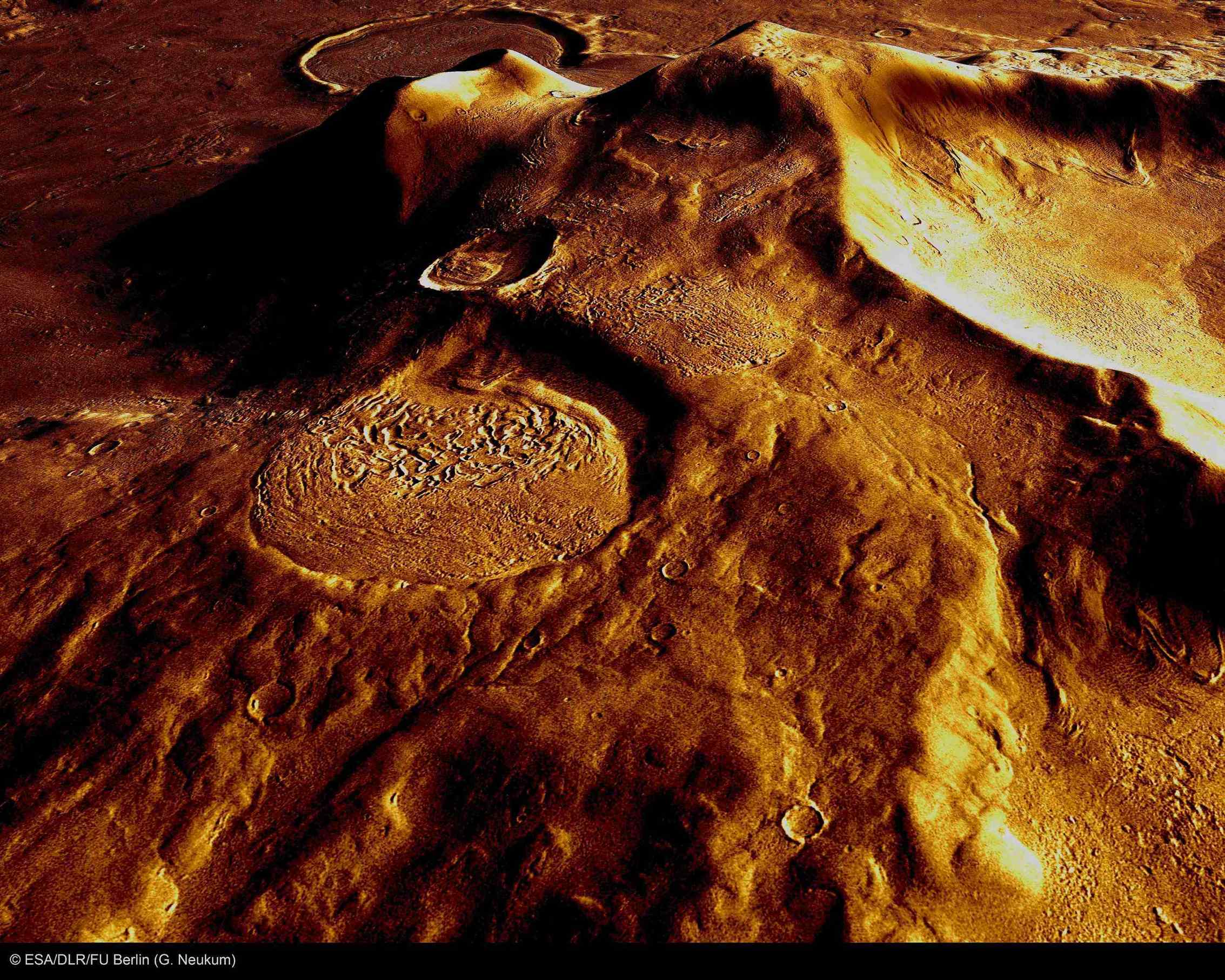 火星の遺跡:アワーグラス(砂時計)クレーター、サクラホッセ_e0171614_10301868.jpg