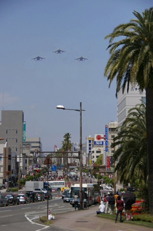 ★　《ビックリ》！橘通り上空を航空自衛隊のジェット機（Ｔ－４）３機が低空で南下しました。_c0156359_2314541.jpg