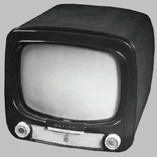 ★ 【貴重な写真を初公開】1950年代、宮崎県で最初のテレビを見るために黒山の人だかり・・・_c0156359_2316048.jpg