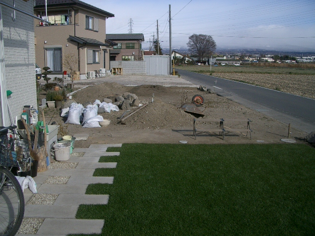 庭作り進行中_a0155844_1049495.jpg