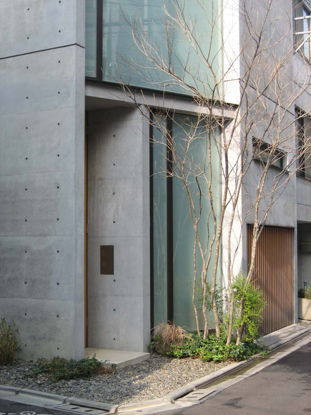 道行く人に楽しんでもらう花や草を植えましょう 川口通正 まちに出た 建築家たち ーnpo法人家づくりの会 道行く人に楽しんでもらう花や草を植えましょう 川口通正 まちに出た 建築家たち ーnpo法人家づくりの会