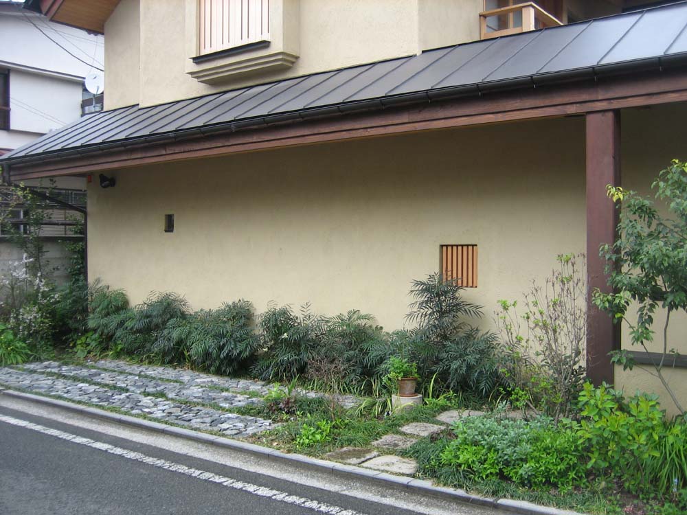 道行く人に楽しんでもらう花や草を植えましょう 川口通正 まちに出た 建築家たち ーnpo法人家づくりの会 道行く人に楽しんでもらう花や草を植えましょう 川口通正 まちに出た 建築家たち ーnpo法人家づくりの会