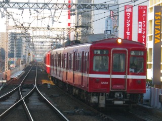 京急川崎駅進入中、第703列車1000形第1243編成_c0222209_18245734.jpg