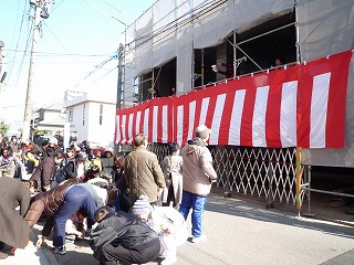 お餅まき！　　　　ｂｙ営業部：篠田_f0190020_1912912.jpg